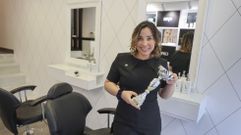 Karelia Rodr�guez muestra el trofeo de subcampeona de Europa en su local de Santiago. Se licenci� en Econ�micas e hizo un ciclo superior de Cosmetolog�a en su pa�s natal, Cuba, donde tuvo una peluquer�a propia. Fue en Espa�a donde empez� a esculpir cejas y pesta�as, un �trabajo muy artesanal� que adem�s de t�cnica requiere �mucha paciencia�, dice. 