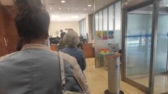 Usuarios de un centro de salud de Oviedo hacen cola para ser atendidos