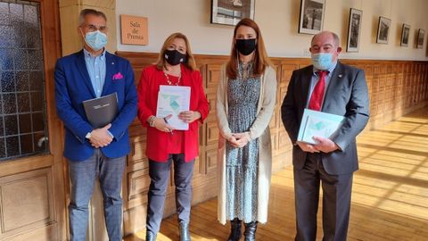 De izquierda a derecha, Carlos Si�eriz de Paz, director general de la Fundaci�n Cajastur; Rosa Mar�a Sainz Men�ndez, directora del IUOPA; Cristina Gonz�lez-Mor�n, directora general de Universidades del Principado de Asturias, y Antonio Fueyo, vicerrector de Investigaci�n de la Universidad de Oviedo