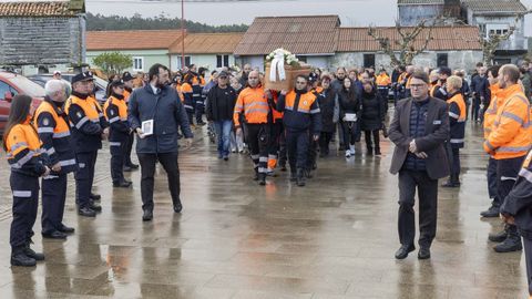 Voluntarios de Protecci�n Civil de toda Galicia flanquearon a la comitiva f�nebre en Dumbr�a.