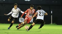 Ulloa entre dos defensores del Real Uni�n en el partido del Lugo en tierras vascas