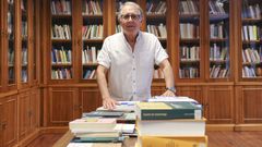 O catedr�tico Manuel Gonz�lez, este venres na biblioteca do Instituto da Lingua Galega, en Santiago. 