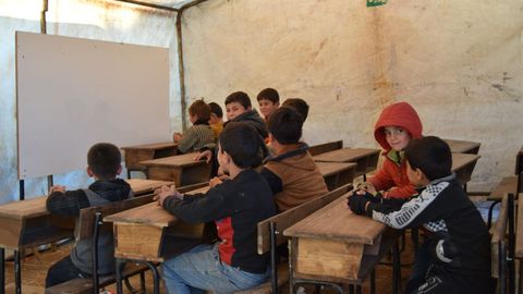 Ni�os sirios en las carpas donde dan clase.