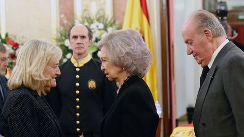 Los reyes em�ritos, Juan Carlos I y Sof�a dan el p�same a Pilar Goya, viuda de Alfredo P�rez Rubalcaba en la capilla ardiente del Congreso