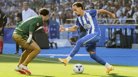 Quagliata trata de marcharse de un rival durante el partido del Deportivo ante el Betis.