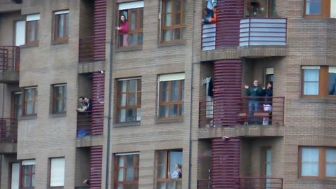 El aplauso de las ocho, en un barrio de Gij�n