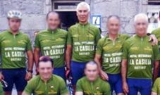 En el centro de la imagen, Juan Jos Lpez Santamaria, con compaeros del club de ciclismo de Xermolos.