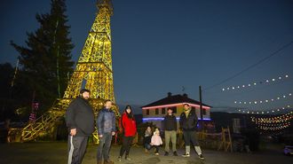 La torre Eiffel de 17,5 metros de altura que mont� un vecino de Cuntis.