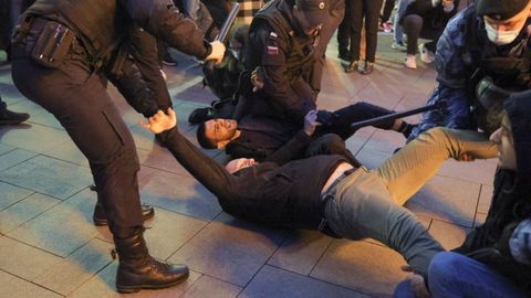 Antidisturbios arrastran a manifestantes que protestaban el mircoles en Mosc contra la movilizacin de reservistas decretada por Putin