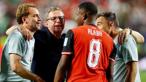 Ralf Rangnick conversa con Alaba en el partido contra Argelia.