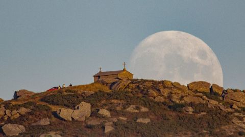 Amanecer de luna sobre la capilla de San Bartolo, en Salto, Vimianzo 