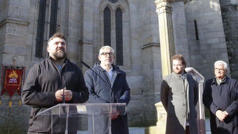Jorge Bustos, segundo por la derecha, particip� en la presentaci�n del concierto que dar� Abraham Cupeiro por el Arde Lucus