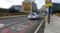 Se�alizaci�n a 30 en la carretera de Catabois, con la de 50 todav�a pintada en el asfalto.