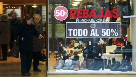 Imagen de archivo de rebajas en un local del centro. 