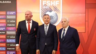 Bernardino Gonz�lez, en el centro de la imagen, tras su presentaci�n junto al vicepresidente de la Federaci�n Albanesa de F�tbol, ??Geri �ipi, y del presidente del Sindicato de �rbitros de F�tbol de Albania, Tahir Kastrati