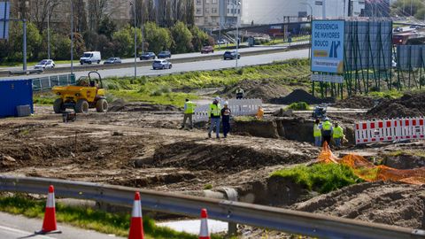 Operarios trabajando en el ramal que conecta San Crist�bal con Alfonso Molina, en A Coru�a