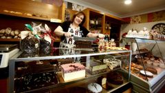 Isabel Maseda Rego, propietaria del obradoiro Orixes, con los turrones artesanos y los panetones que vende en estas fechas