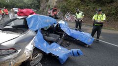En el coche iban tres personas y para sacar a una de ellas tuvieron que intervenir los bomberos. En el cami�n (al fondo en la foto) result� herido el conductor