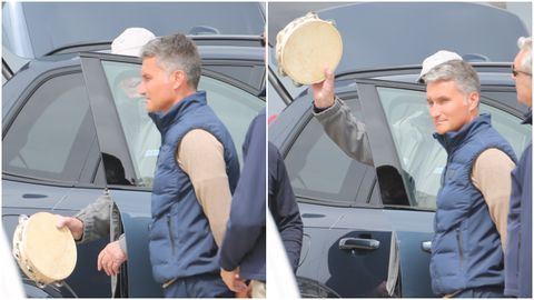 El rey emrito con la pandereta que le entregaron al volver de su entrenamiento con el Bribn