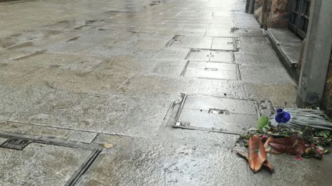 Calle del centro con restos arrastrados por la riada