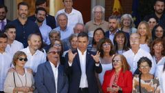 El presidente del Gobierno, Pedro S�nchez, posa con los asistentes al acto de apertura del curso pol�tico desde el Palacio de la Moncloa.