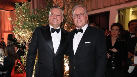 Ted Sarandos, CEO de Netflix, y David Zaslav, CEO de Warner Bros, el pasado lunes en los Globos de Oro
