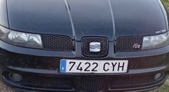 En la imagen, el frontal del Seat Le�n sustra�do este madrugada en la r�a Mah�n de Carballo.