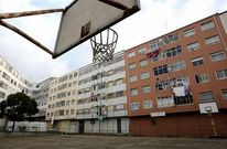El proyecto considera �excesiva� la pista polideportiva que domina la plaza.