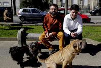 Dos de los autores, �ngel Alonso y Carlos Rico, ante la Escuela de Industriales en Torrecedeira.