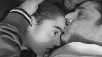 Pablo N��ez, en la foto con 14 a�os y acompa�ado por su padre,�vive con su familia en Bri�n