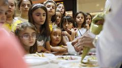 Ni�os atendiendo a una clase de cocina