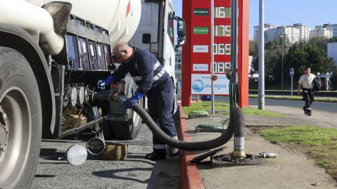 Un transportista se aprovisiona de gas�leo en una estaci�n de servicio de Ferrol
