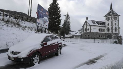 Un coche permanece estacionado en el alto del Puerto de Pajares, en Asturias
