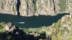 El catamar�n que navega por Santo Estevo, a su paso por el ca��n del Sil