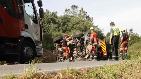 El conductor se sali� de la v�a y acab� volcando sobre la calzada