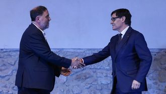 El l�der de ERC, Oriol Junqueras, y el presidente de la Generalitat de Catalu�a, Salvador Illa, este lunes en Sant Sadurn� d'Anoia (Barcelona).