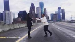 Para el tr�fico en una autopista para pedirle en matrimonio a su novia