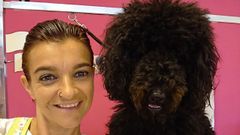 Ftima Soto con uno de los peludos que atiende