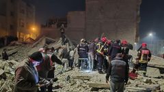 Al menos 19 personas fallecieron y otras 16 resultaron heridas de diferente gravedad tras el derrumbe de dos edificios residenciales contiguos en la ciudad de Fez, en el centro de Marruecos. El siniestro se produjo en la noche del martes al mircoles en el barrio Mostaqbal, en Fez, cuando dos inmuebles de cuatro plantas se derrumbaron, segn informaron este mircoles las autoridades locales.