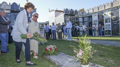 Carmen Garca-Rodeja, portavoz de ARMH, e Mara Daz, vecia, depositan flores na memoria de Narciso Coello de Portugal