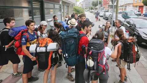 Alumnos del colegio Logos, de Madrid, en el Camiño Inglés, en Narón