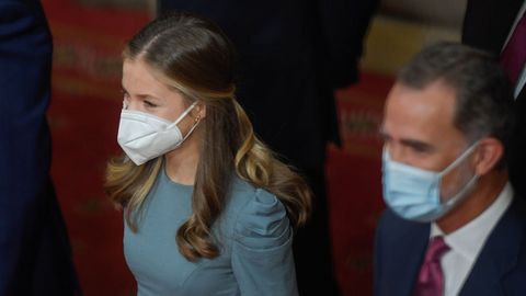 El rey y la princesa Leonor saludan a las autoridades antes de las audiencias