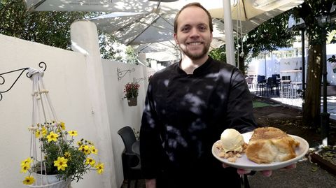 Luis Villaverde muestra la torrija del Quitapenas (que a veces sirven con el men&uacute; del d&iacute;a) en la terraza del restaurante, una zona especialmente demandada cuando llega el buen tiempo, la cual ha acondicionado con flores naturales y tiene capacidad para algo m&aacute;s de 40 personas. El establecimiento cierra actualmente los lunes y martes por la noche.