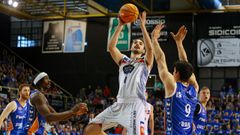 Mannings -izquierda- en el partido la visita del Obradoiro al Fuenlabrada la pasada campa�a