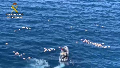 Imagen de la operaci�n en la que chocaron una narcolancha y una embarcaci�n de la Guardia Civil que la persegu�a
