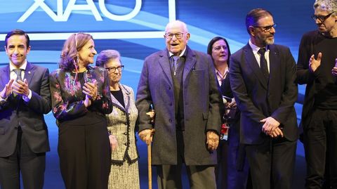 Jos� Mart�nez Vidal, fundador del restaurante O Parrulo, junto a Esperanza Pi�eiro, los alcaldes y representantes municipales.