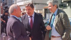 Planas, en el centro, saluda al alcalde, a la izquierda, a su llegada a Monforte