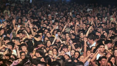 Miles de personas llenaron la explanada de la Compaa de Monforte en la segunda noche de las fiestas para seguir la actuacin de la orquesta Panorama