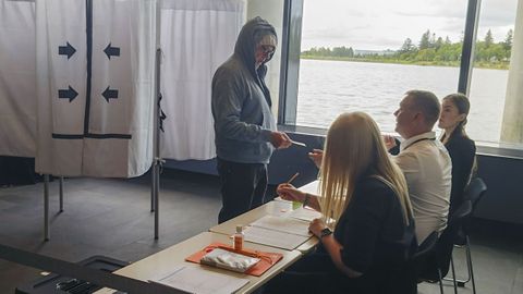 Un hombre votando en el referendo de Islandia sobre su ingreso a la Uni&oacute;n Europea