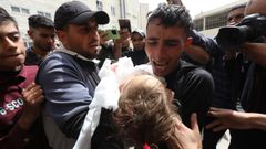 Familiares de un ni�o palestino de dos a�os, Yasmeen Abu Rkab, lamentan su muerte en un ataque del Ej�rcito israel�.